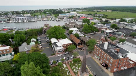 Aufsteigende-Drohne-Kirchturm-Kirche-über-Lewes-Delaware,-Die-Marina-Und-Strand-Bewölkten-Sommertag-Enthüllt