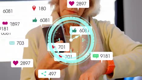 Animation-Einer-Uhr-über-Social-Media-Symbolen-Und-Einer-älteren-Frau,-Die-Ihr-Smartphone-Nutzt