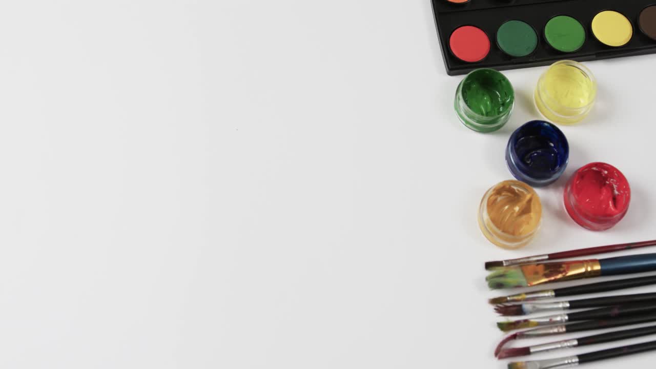 백색 배경 에 배열 된 페인트 와  ⁇  의 클로즈업, 슬로우 모션