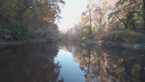 Wissahickon-Treek,-calm-water,-autumn,-trees,-reflection