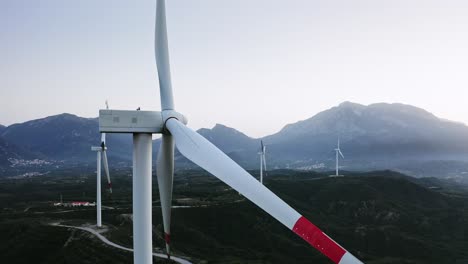 Blick-Von-Einer-Drohne-Auf-Die-Turbinen-Eines-Windkraftwerks-Auf-Der-Halbinsel-Datça,-Provinz-Muğla,-Türkei