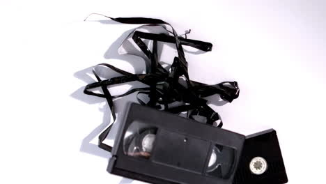 cinta de video rota cayendo sobre un fondo blanco