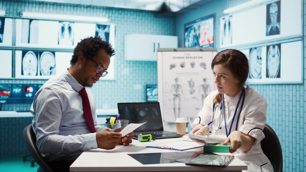 mujer especialista que prescribe antibióticos y vitaminas con recibo médico