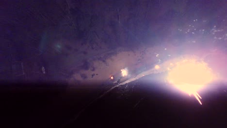 vista aérea de fuegos artificiales brillantes en el cielo nocturno.