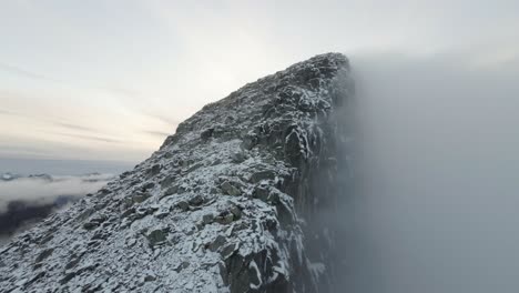 Ascendiendo-El-Almacén-Cubierto-De-Nubes-Parciales-Blåmann-En-El-Norte-De-Noruega