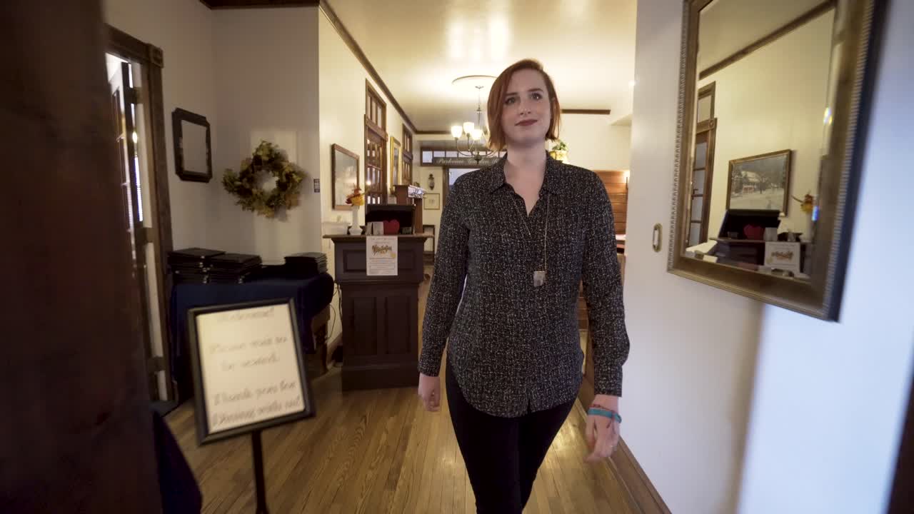 Immagini di una donna in un ristorante o nel corridoio di un hotel