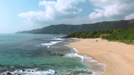 Vuelo-De-Drones-Sobre-La-Pintoresca-Playa-De-Amami-En-Una-Isla-Tropical,-Japón