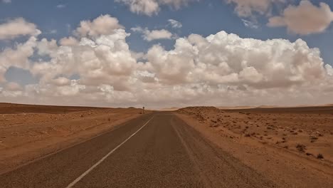 Paisaje-Desértico-De-Túnez-Y-Nubes-Esponjosas-En-El-Fondo