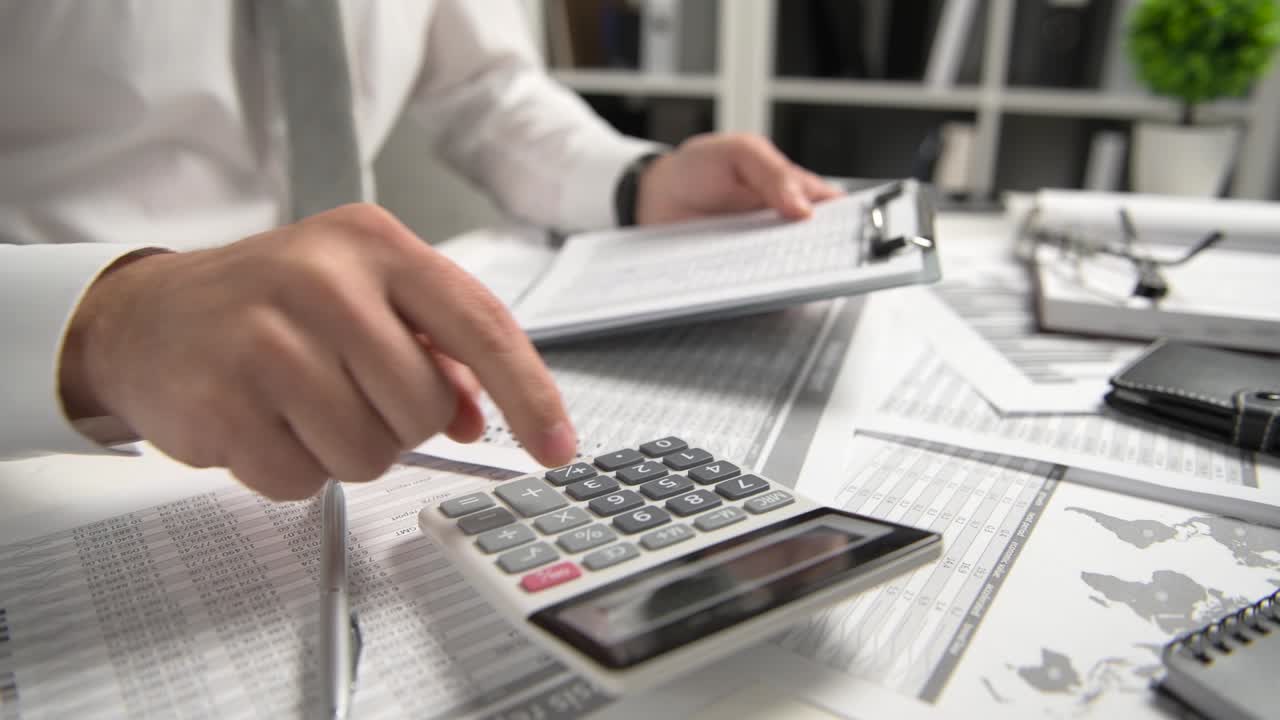 hombre de negocios que trabaja en la oficina y calcula las finanzas, lee y escribe informes. concepto de contabilidad financiera empresarial.