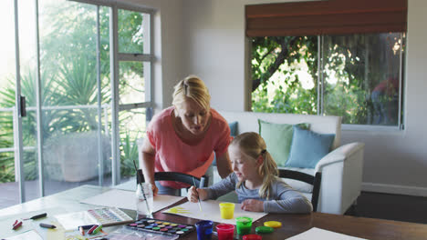 Vista-Lateral-De-Una-Mujer-Caucásica-Pintando-Con-Su-Hija-En-Casa.