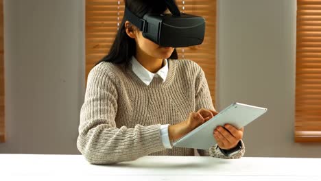 ejecutiva de negocios que utiliza una tableta digital con gafas virtuales