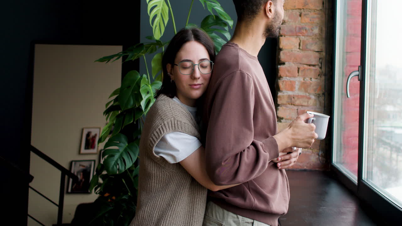pareja enamorada en casa