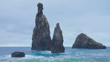 ribeira da janela porto moniz seixal madeira roca con olas inquietas mar océano playa inquietante en un día nublado