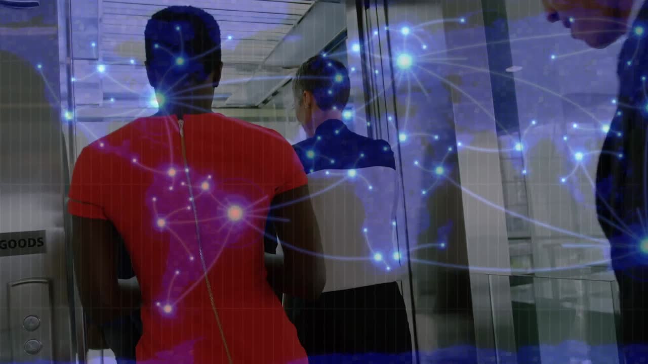 animación de las conexiones sobre la espalda de diversos empresarios que entran en el ascensor