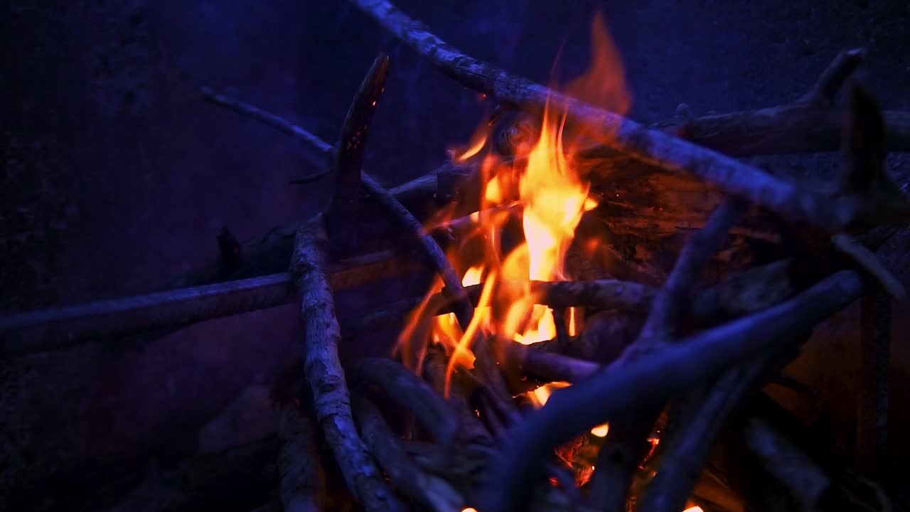밤에 타는 모닥불의 슬로우 모션 클로즈업
