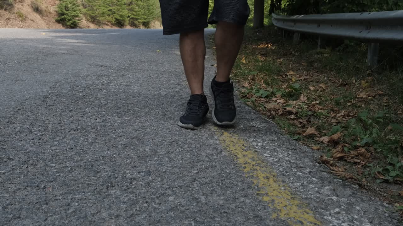 hombre que camina de cerca