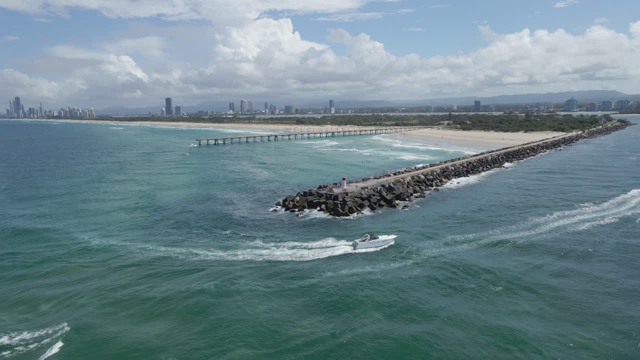 바다에서 순항한 후 네랑 강에 진입하는 모터보트 - 오스트레일리아 qld의 스핏 골드 코스트와 샌드 바이패스 펌핑 부두