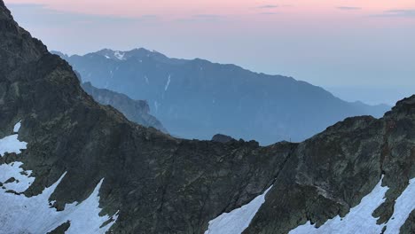 Paisaje-De-Montaña-Dinámico-Lento-Drone-Estable-Disparado-Al-Amanecer-En-Un-Entorno-Alpino-Y-Crestas-Afiladas-5