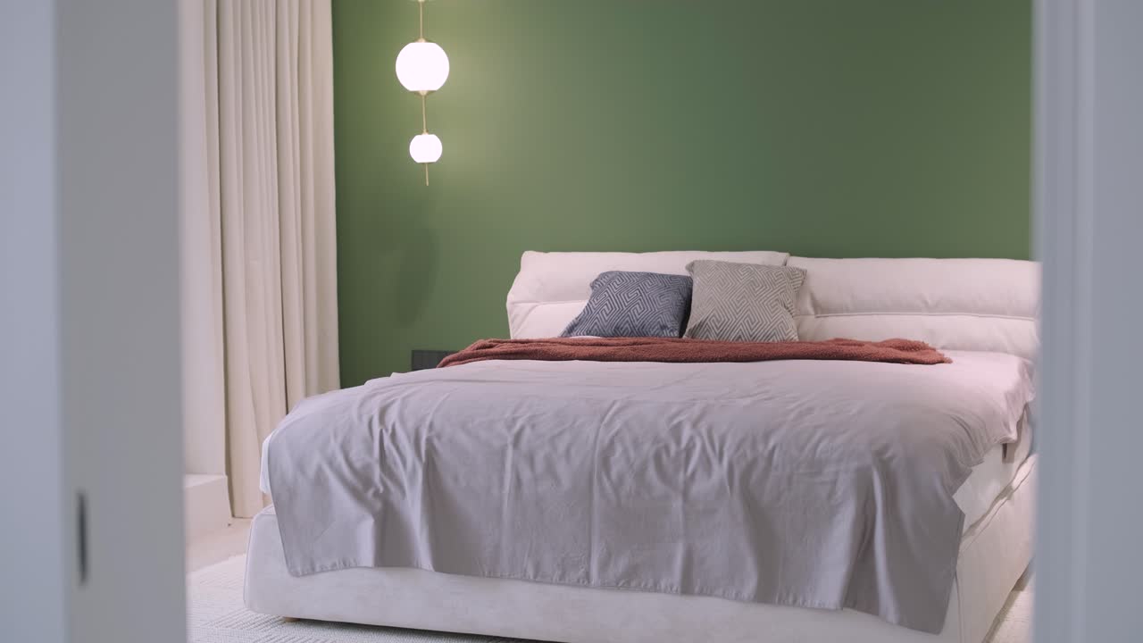 diseño y decoración de dormitorios interiores de lujo modernos. cama maestra de tamaño king.