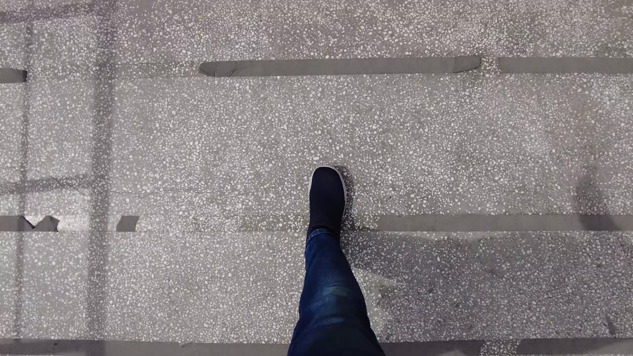 persona subiendo escaleras industriales