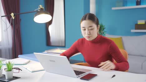 노트북으로 집에서 일하는 아시아 여성은 사업이 잘 되지 않을 때 우울해집니다.
