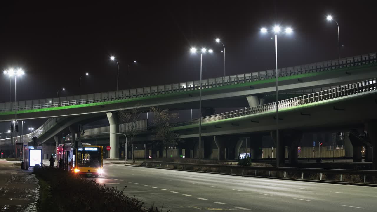 타임스 트래픽 교차로: 밤에는 바르샤바 시내의 현대 도로 교차로, 자동차는 고속도로를 빠른 속도로 운전합니다.