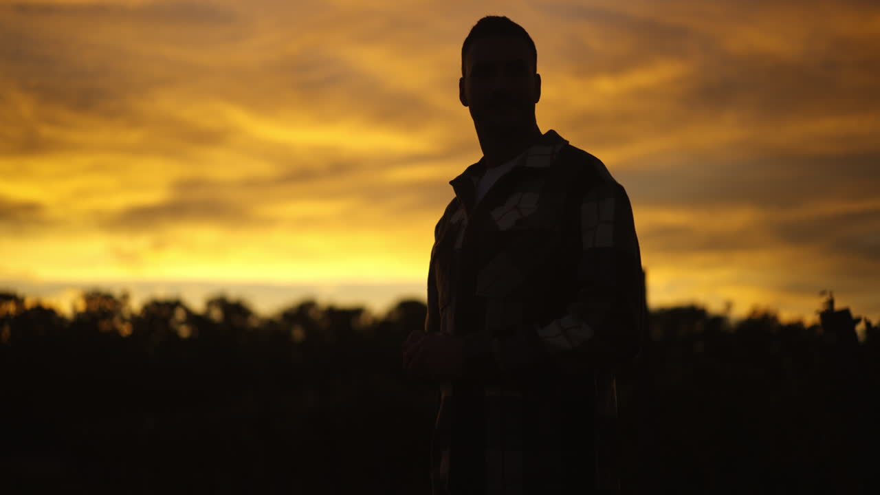 Silhouette af en mand ved solnedgang