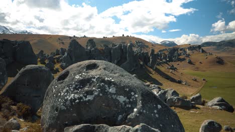 Flüssige-Aufnahmen-Von-Großen-Felsbrocken-Und-Felsen