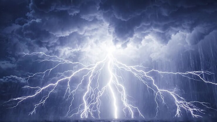 Maestoso temporale che mostra fulmini drammatici in alto tra nuvole scure in un cielo crepuscolare - Il fenomeno potente e maestoso della natura catturato in scatti mozzafiato