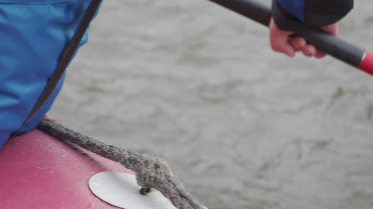 서까래가 강을 따라 노를 젓고 있다