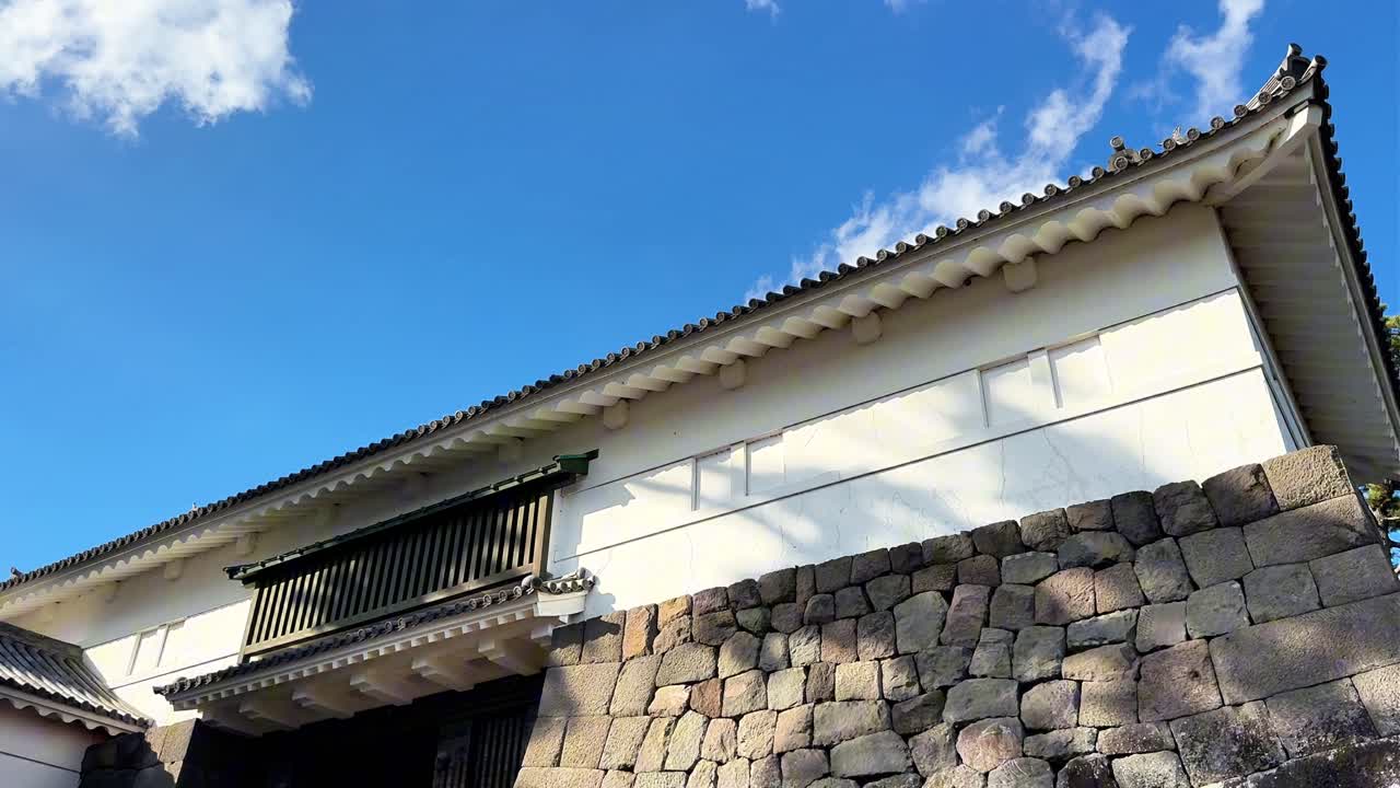 Odawara Slot under blå himmel, fremkalder historie og ro.