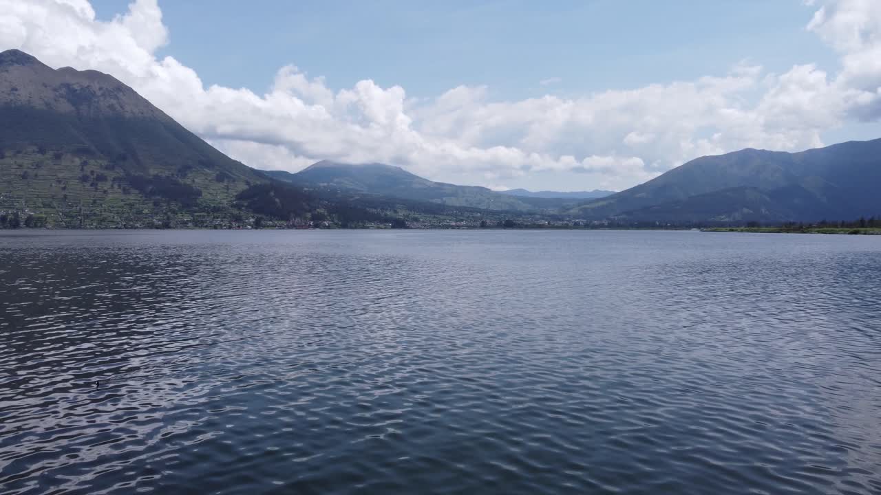hermosa toma de drones en el lago san pablo