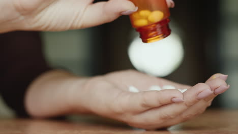 Frau-Schüttet-Tabletten-In-Ihre-Handfläche-1