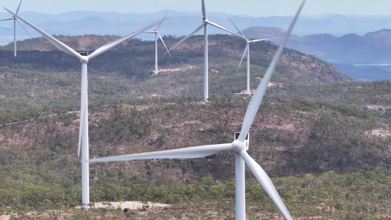 asombroso primer plano de las turbinas eléctricas que giran en el parque eólico de mount emerald, australia.