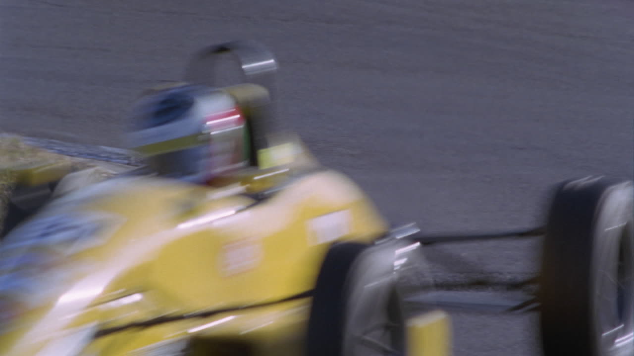 un coche de carreras acelera fuera del giro de la pluma del cabello