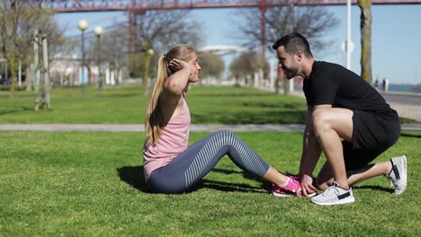 Sportliches-Junges-Paar-Trainiert-Gemeinsam-Im-Park.