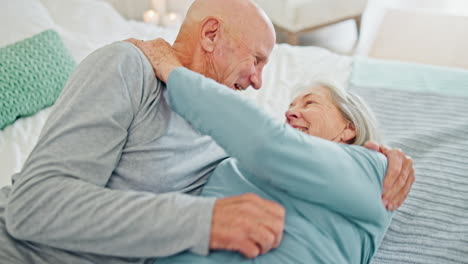 Senior,-Liebe-Und-Glückliches-Paar-Küssen-Sich-Im-Bett