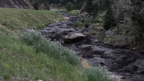 Big-Thompson-River-Corre-Negro-Con-Barro-Y-Cenizas-Durante-Un-Deslizamiento-De-Tierra-Cerca-De-Glen-Haven-Colorado-Después-De-Una-Repentina-Tormenta-De-Verano