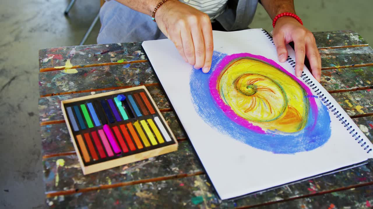 sección media de un artista practicando el dibujo en lienzo 4k