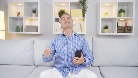 헤드폰으로 음악을 듣는 행복한 남자.