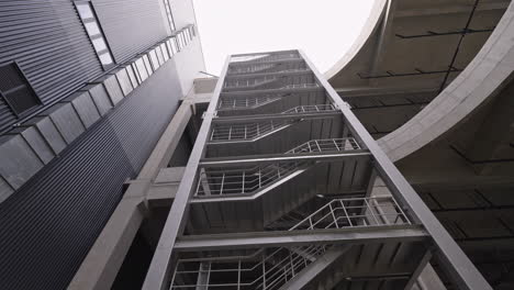 escalera exterior del centro de almacenamiento de distribución. 4k 50fps