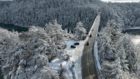 無人機拍攝的汽車在雪中穿過欺騙橋