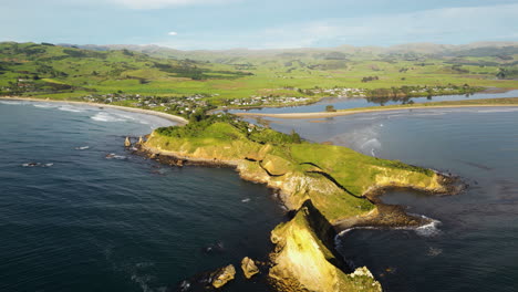 una impresionante vista aérea del sitio histórico de huriawa, una isla alargada que se extiende junto a la costa