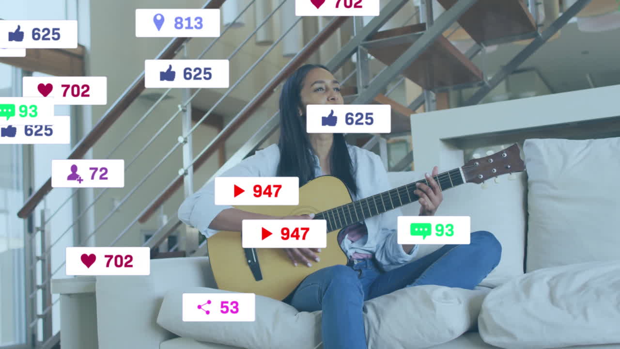 animación de iconos de los medios sobre mujer biracial tocando la guitarra en el sofá