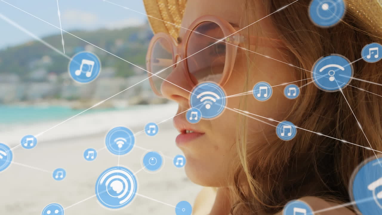 animación de una red de conexiones sobre una mujer feliz en la playa