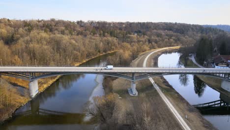 Drohne-Zeigt-Den-Verkehr-Auf-Einer-Brücke-über-Den-Fluss