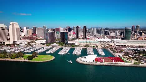 centro de convenciones de san diego california vista aérea volando lentamente con una vista del puerto y el parque