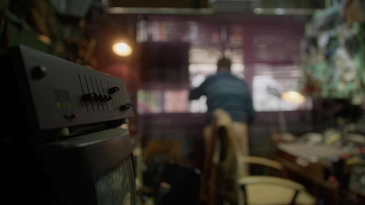 창밖을 바라보는  ⁇ 은이의 전면에 있는  ⁇ 은 오디오 장비