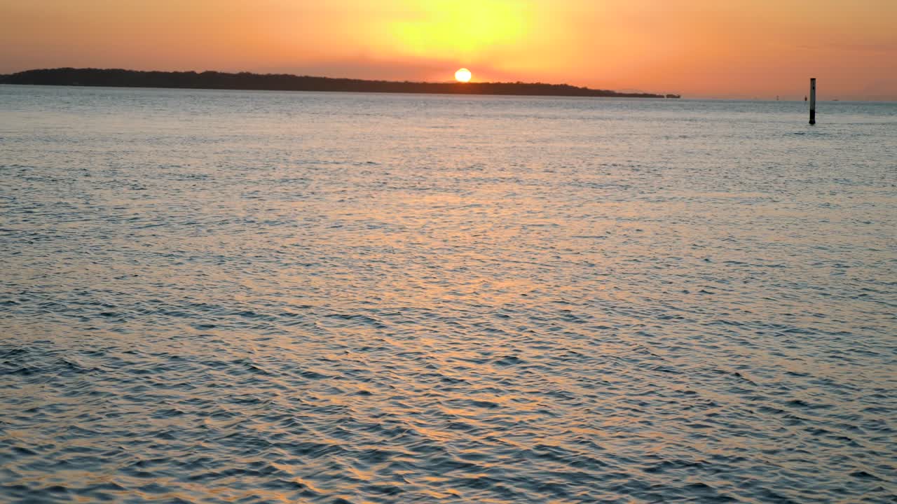 puesta de sol, bahía de moreton, isla de stradbroke del norte, australia