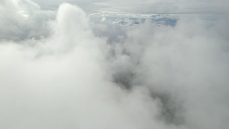 muévete con un dron por encima de las nubes y el bosque en una mañana nublada en colombia